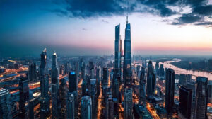 Die Skyline einer Metropole in der Blue Hour